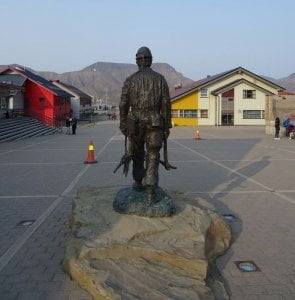 Longyearbyen-Svalbard-statue-minero