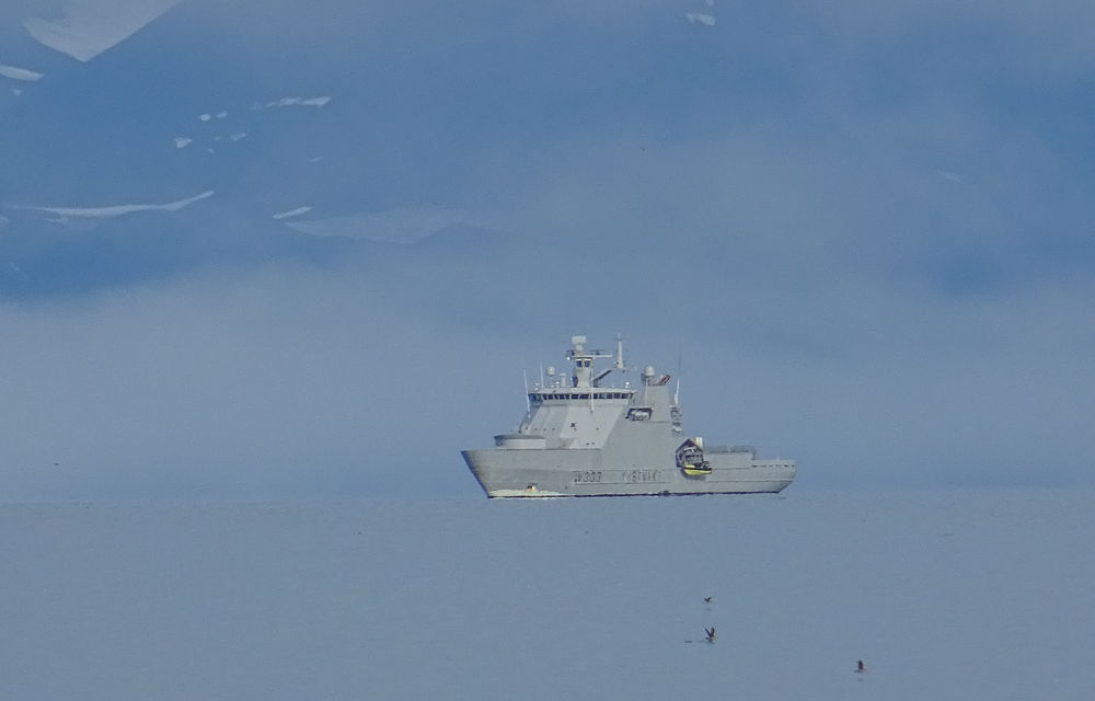 nave de guerra a las Islas Svalbard