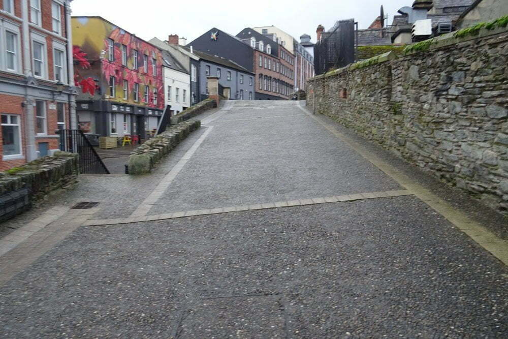 Irlanda - Derry - caminando en el muro