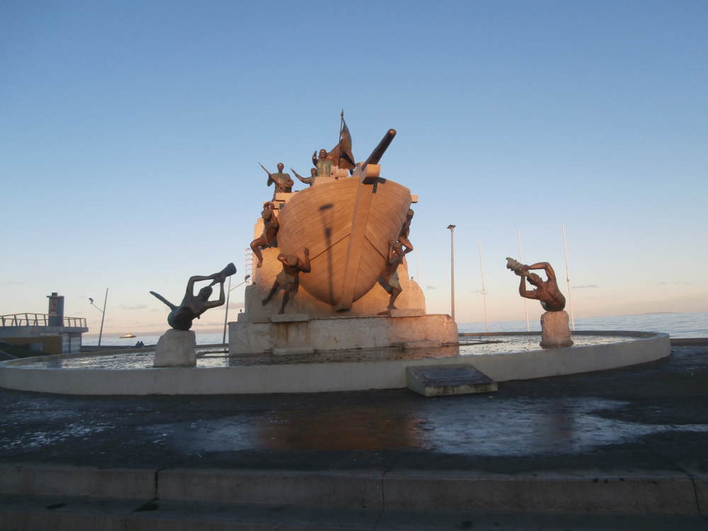 Chile - Patagonia - Punta Arenas - Monumento tripulantes goleta Ancud