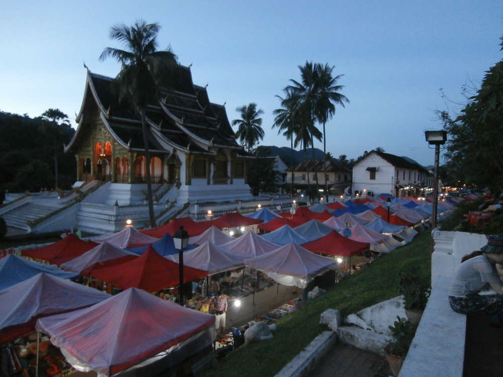 Laos - Luang Prabang - mercato notturno