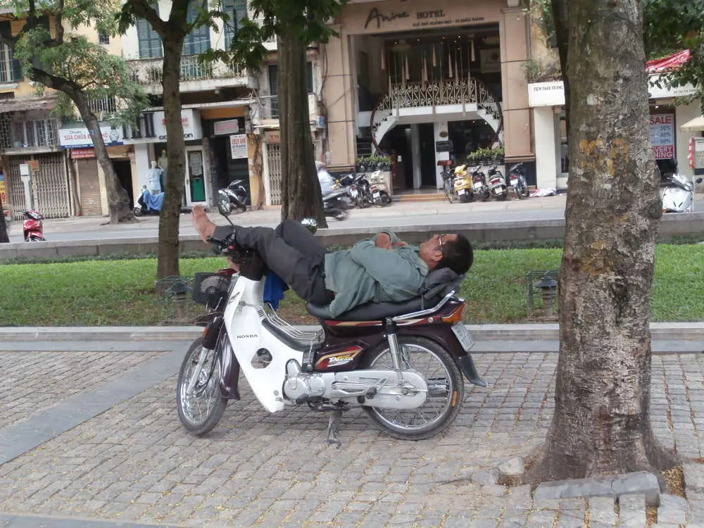 Vietnam - Hanoi - uomo dorme su scooter