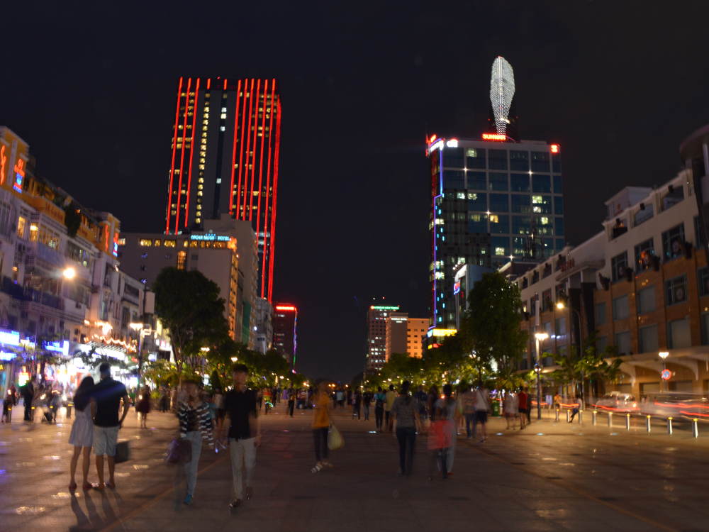 Vietnam - Ho Chi Minh City HCMC Saigon - strada di notte