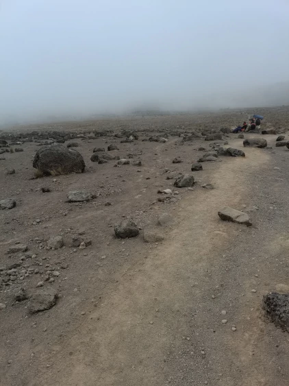 scalata del Monte Kilimangiaro - Machame Route giorno 3 - sentiero tra pietre e nebbia