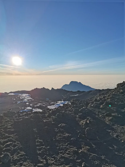 scalata del Monte Kilimangiaro - Machame Route giorno 5 - il sole sulla cima del Kilimangiaro