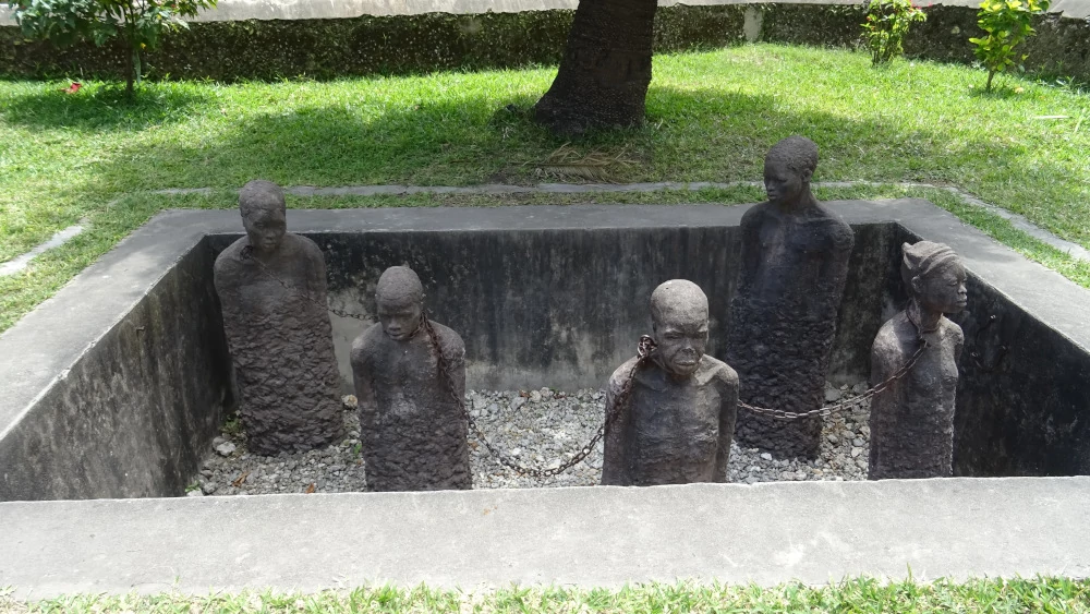 slave market statues - Stone Town - Zanzibar.JPG