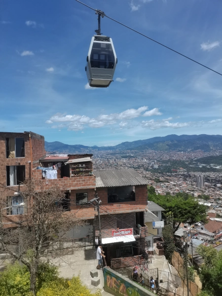 Metrocable sulle case di Medellin