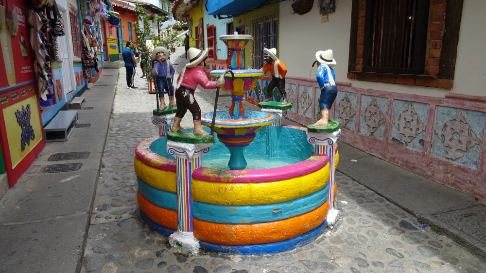 Plazoleta de Los Zócalos a Guatapé